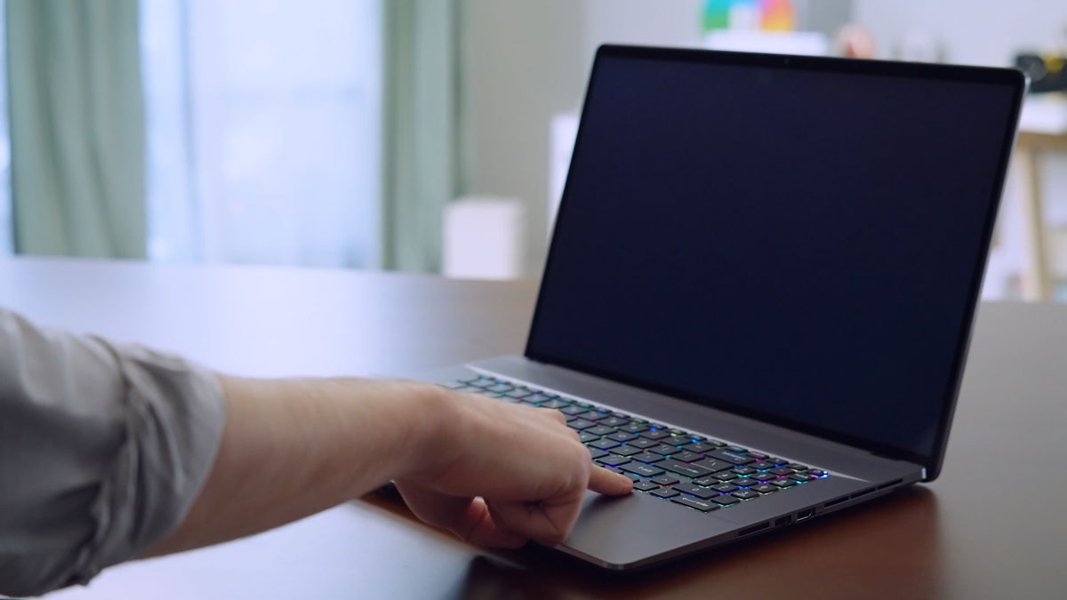 Lỗi ngầm trên Windows biến laptop thành 'lò sưởi' và hút cạn pin - Ảnh 1.