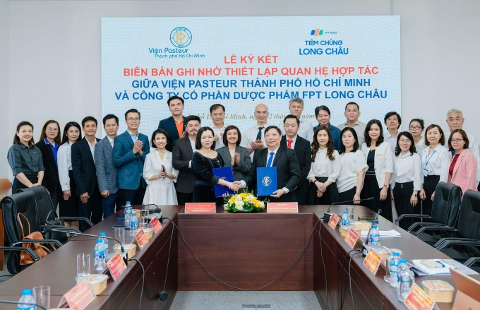 Lãnh đạo đôi bên thực hiện nghi thức ký kết, cam kết đồng hành xuyên suốt trong các hoạt động nâng cao nhận thức cộng đồng, thiện nguyện, nghiên cứu khoa học, hợp tác quốc tế. Ảnh: LC