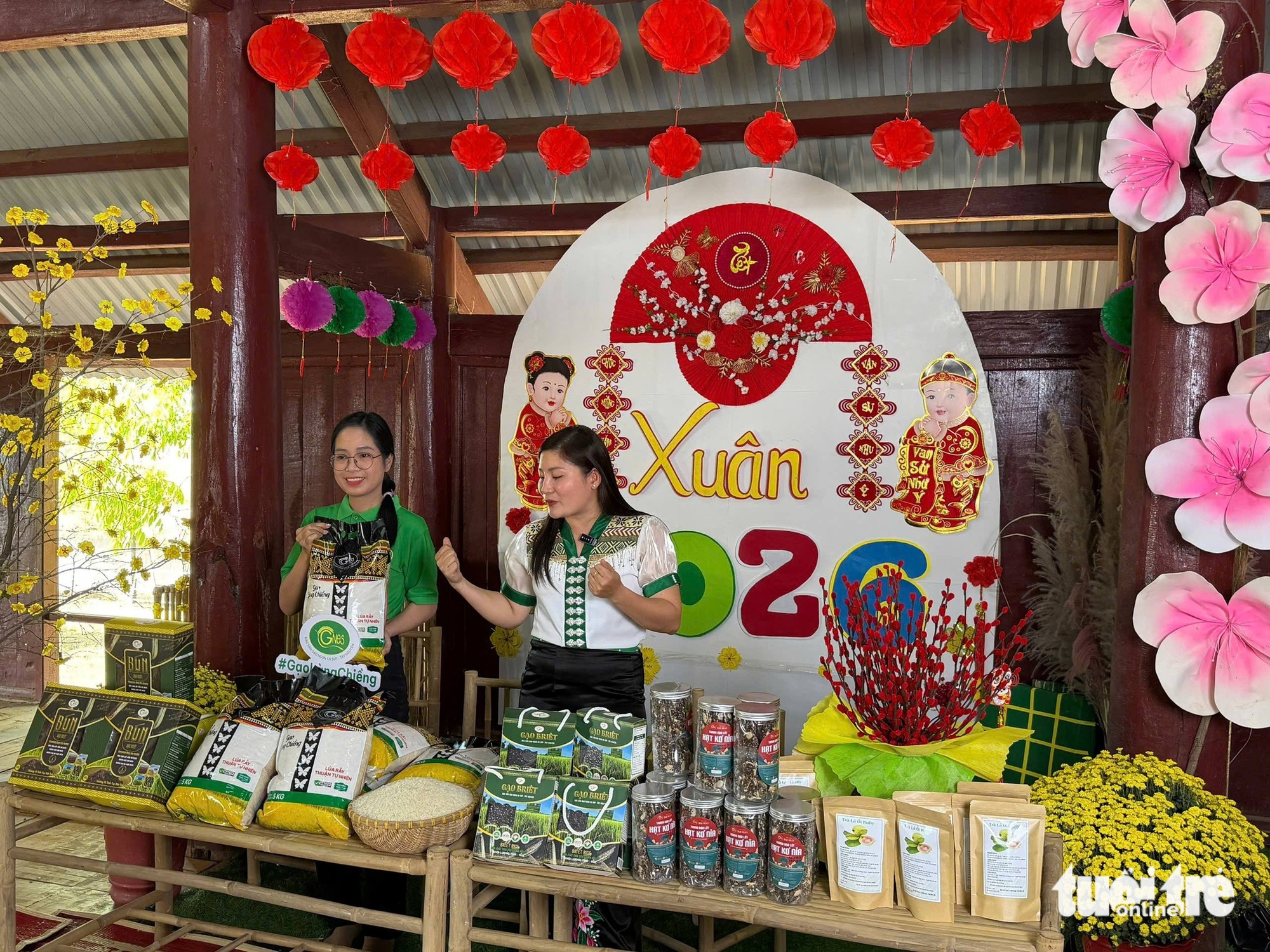 Lúa nếp vàng ruộng, người dân vùng biên mở 'phiên chợ số' đón xuân - Ảnh 1.