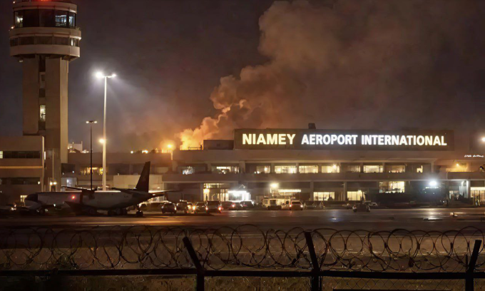 Khói bốc lên tại sân bay ở Niger trong cuộc tấn công của IS rạng sáng 29/1. Ảnh: Sputnik