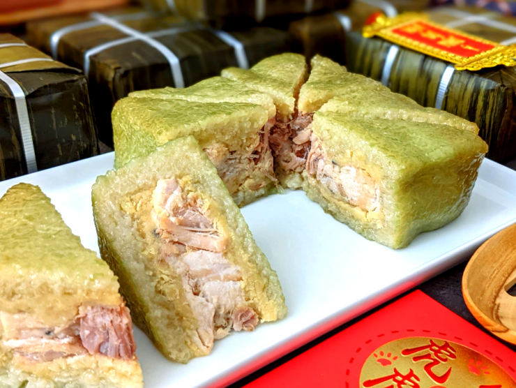 Luộc bánh chưng bao lâu là chín và cách luộc bánh chưng xanh ngày Tết 1 Tùy trọng lượng mỗi bánh mà thời gian luộc khác nhau. Nếu bánh nhỏ dưới 1kg thường luộc trong 8-10 tiếng, còn bánh to từ 2,5 kg trở lên tầm 10-12 tiếng là được. Ảnh: Hoai Thu