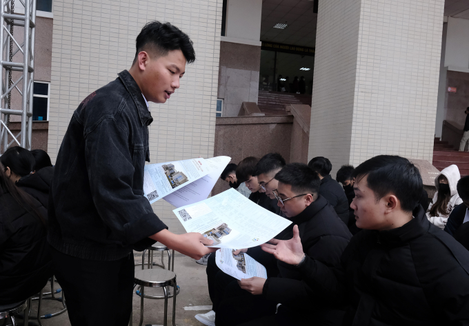 Bộ phận nhân sự của doanh nghiệp giới thiệu vị trí việc làm đến các ứng viên tham gia ngày hội tuyển dụng đầu năm 2025 tại Bắc Giang cũ, nay là Bắc Ninh. Ảnh: Gia Đoàn