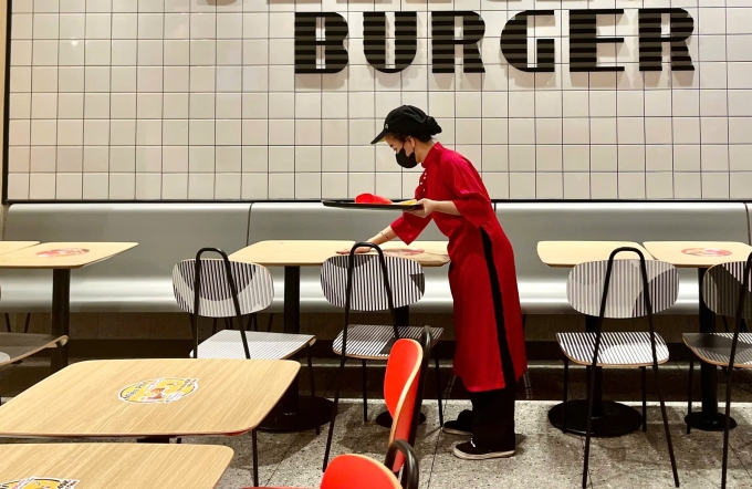 Thanh Thảo lau dọn bàn tại cửa hàng làm thêm, ngày 11/2. Ảnh: Nhân vật cung cấp