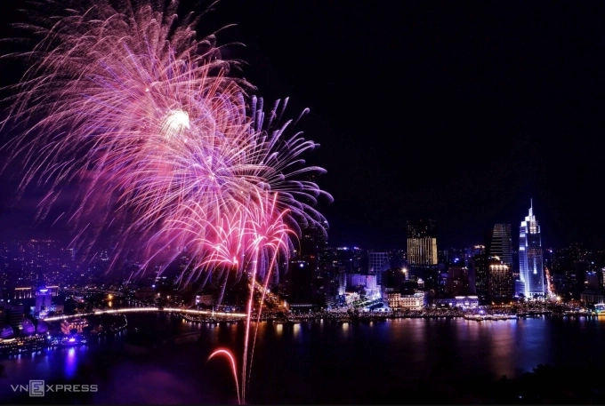 Pháo hoa đẹp nhưng tiềm ẩn nhiều nguy cơ tai nạn và ảnh hưởng xấu đến sức khỏe của trẻ. Ảnh mimh họa: Trần Quỳnh