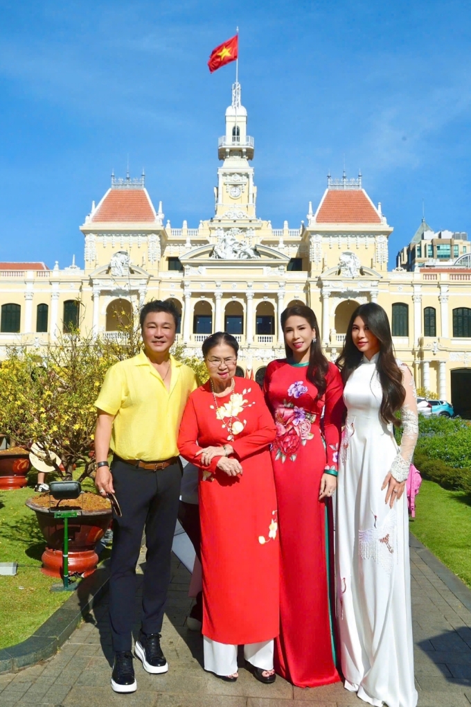 Từ trái qua: Lý Hùng cùng mẹ, em gái - diễn viên Lý Hương, con gái Lý Hương - Jessica Ly - dạo phố Nguyễn Huệ dịp Tết Bính Ngọ. Ảnh: Nhân vật cung cấp