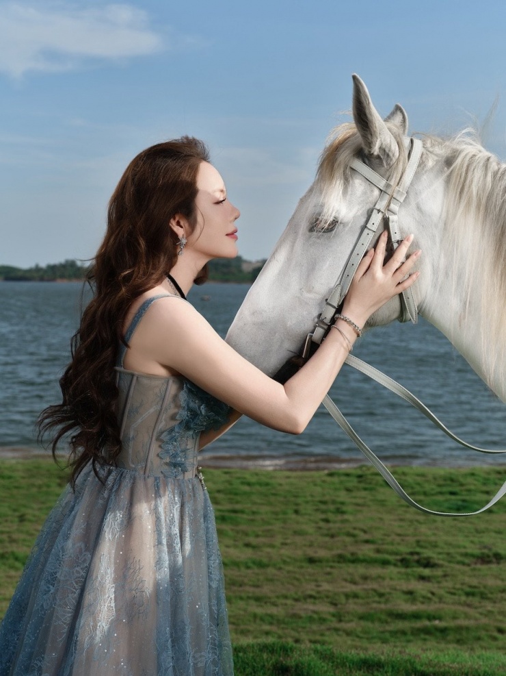 Lý Nhã Kỳ sexy trong bộ ảnh chụp với ngựa - 1