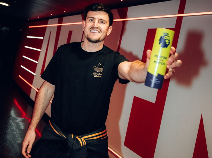 Harry Maguire nhận danh hiệu cầu thủ hay nhất trận Man Utd thắng Arsenal 3-2 ở vòng 23 Ngoại hạng Anh trên sân Emirates, London, Anh ngày 25/1/2026. Ảnh: Man Utd