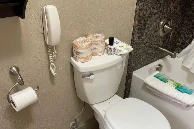 Lý do khách sạn hạng sang luôn có điện thoại trong phòng vệ sinh 1 Điện thoại trong nhà vệ sinh khách sạn. Ảnh: Reddit