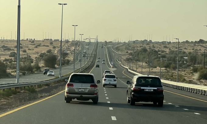 Một cao tốc ở Abu Dhabi, UAE, các tài xế vượt xe ở làn trái và di chuyển về làn phải khi đã vượt xong. Ảnh: Hồ Tân