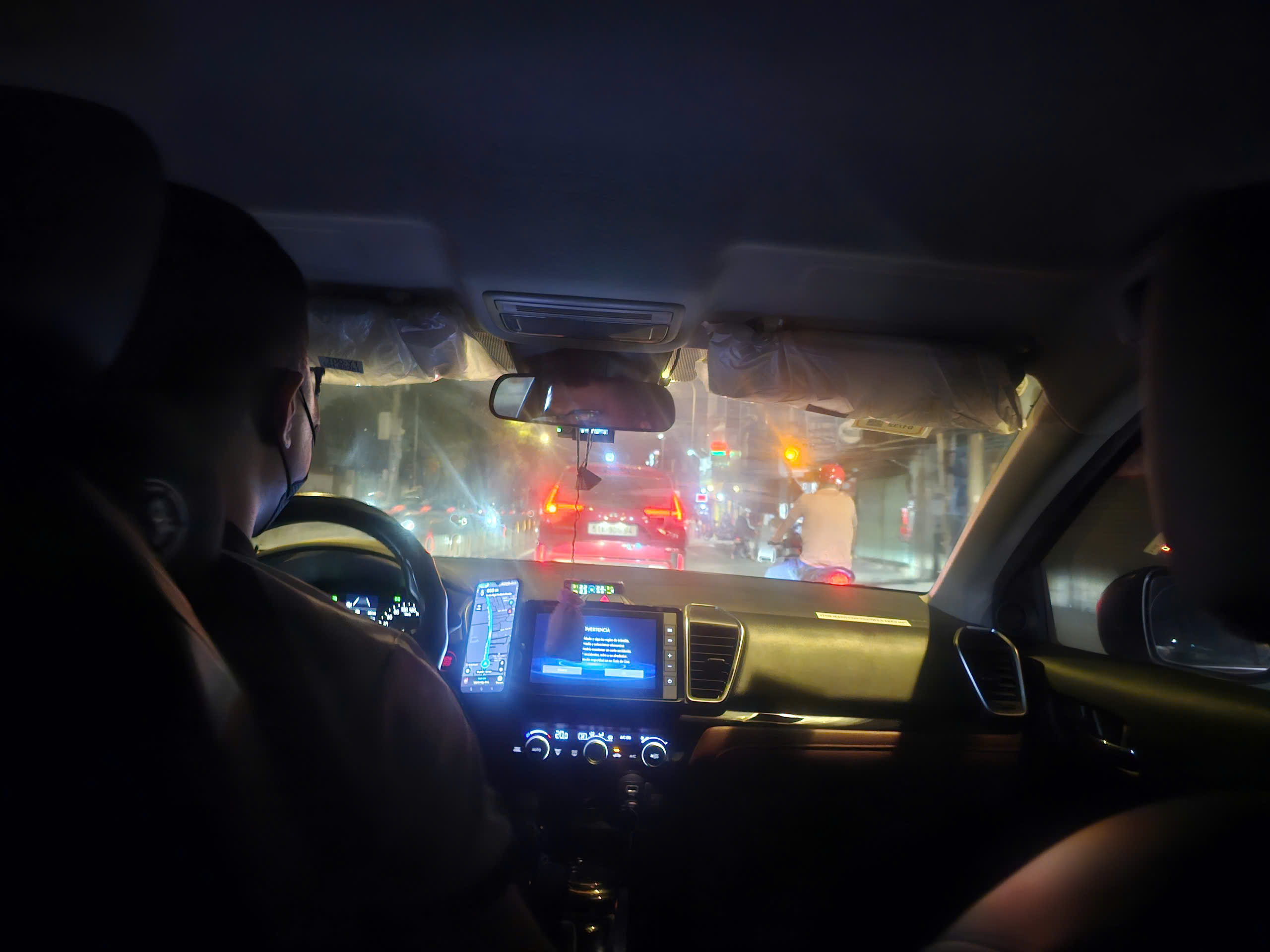 Người dân TPHCM chật vật gọi xe công nghệ trong dịp Tết 2026 - Ảnh 1.