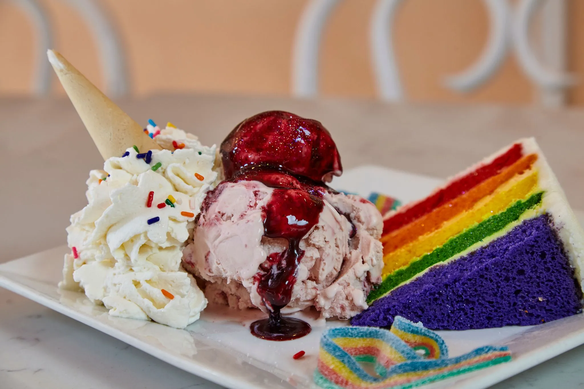 Ly kem lễ Tình nhân chứa kim cương trị giá tới 259 triệu đồng ở Mỹ - 10