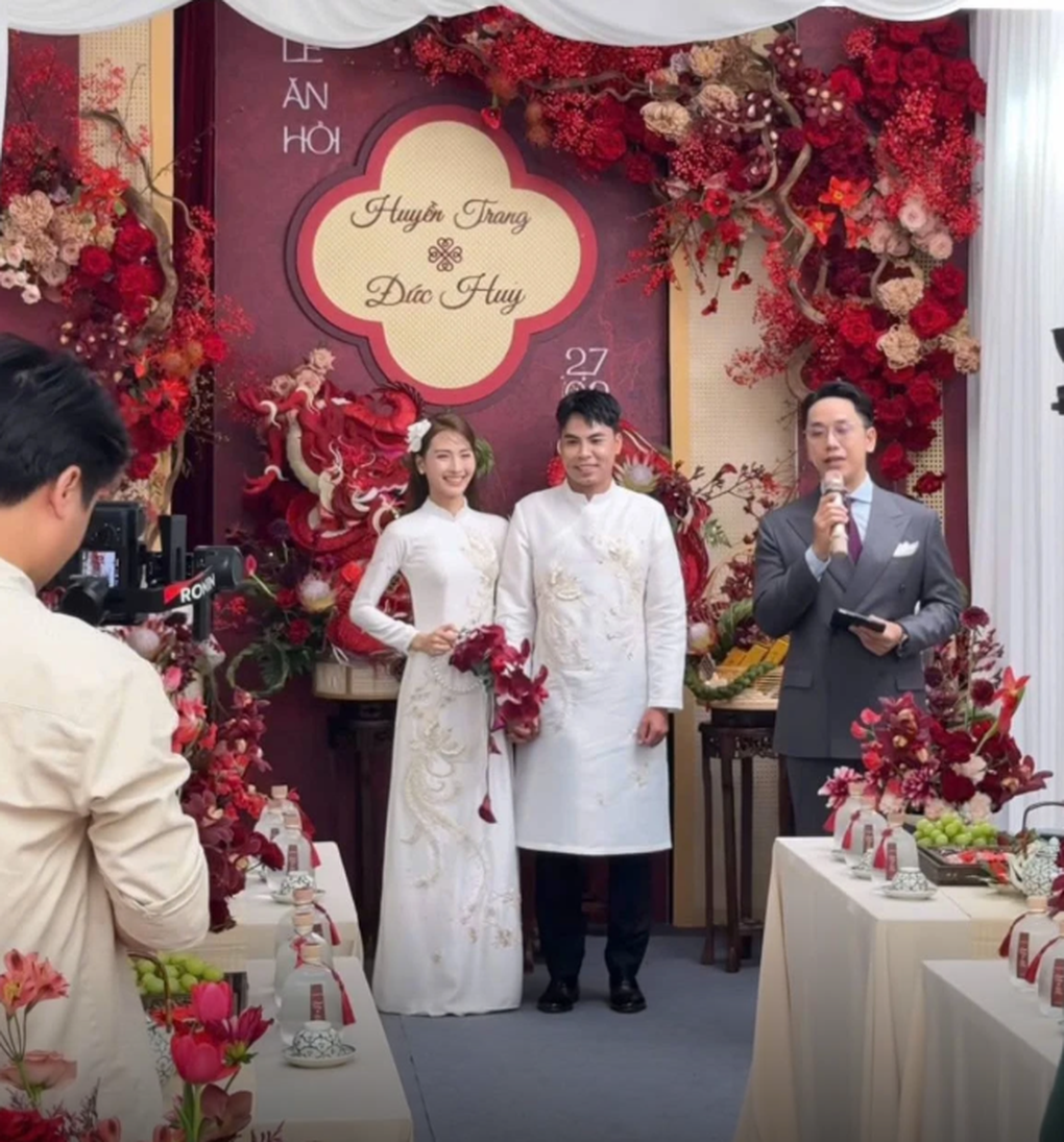 MC Mù Tạt rạng rỡ trong lễ ăn hỏi với cầu thủ Đức Huy - 1