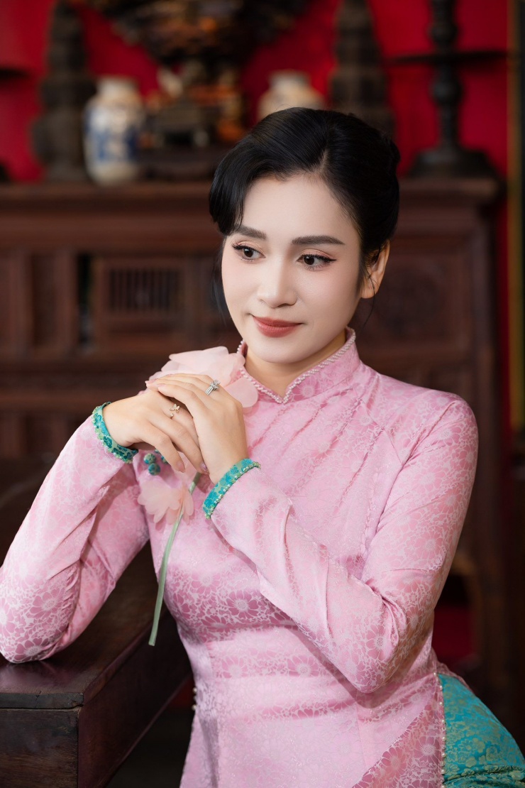 Trong những ngày cuối năm, áo dài không chỉ là biểu tượng của sự thanh lịch, duyên dáng mà còn là chiếc cầu nối cảm xúc, gợi nhớ về nguồn cội và những giá trị truyền thống thiêng liêng. MC Thanh Mai chọn cho mình chiếc áo dài màu hồng pastel mềm mại.