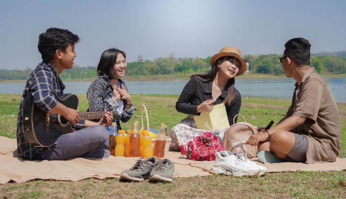 Các buổi dã ngoại thường tạo không khí vui vẻ, đôi khi có rượu bia khiến nhiều người khó kiểm soát hành vi, tăng nguy cơ mắc bệnh tình dục. Ảnh: Vecteezy