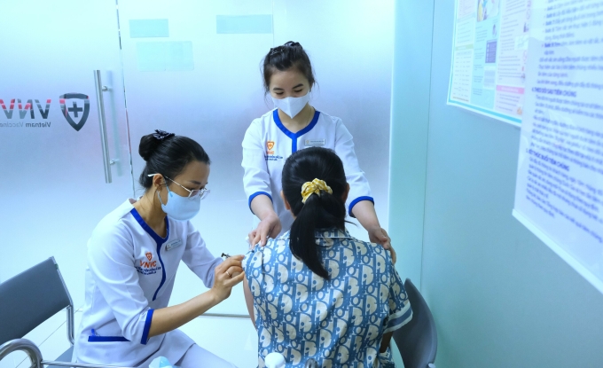 Người lớn tiêm vaccine HPV để phòng các bệnh do virus HPV gây ra, trong đó có sùi mào gà tại Hệ thống Tiêm chủng VNVC. Ảnh: Diệu Thuần