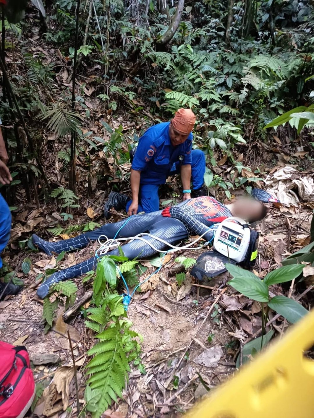 Mặc đồ người nhện leo núi, người đàn ông rơi từ độ cao 20m ở Malaysia  - 1