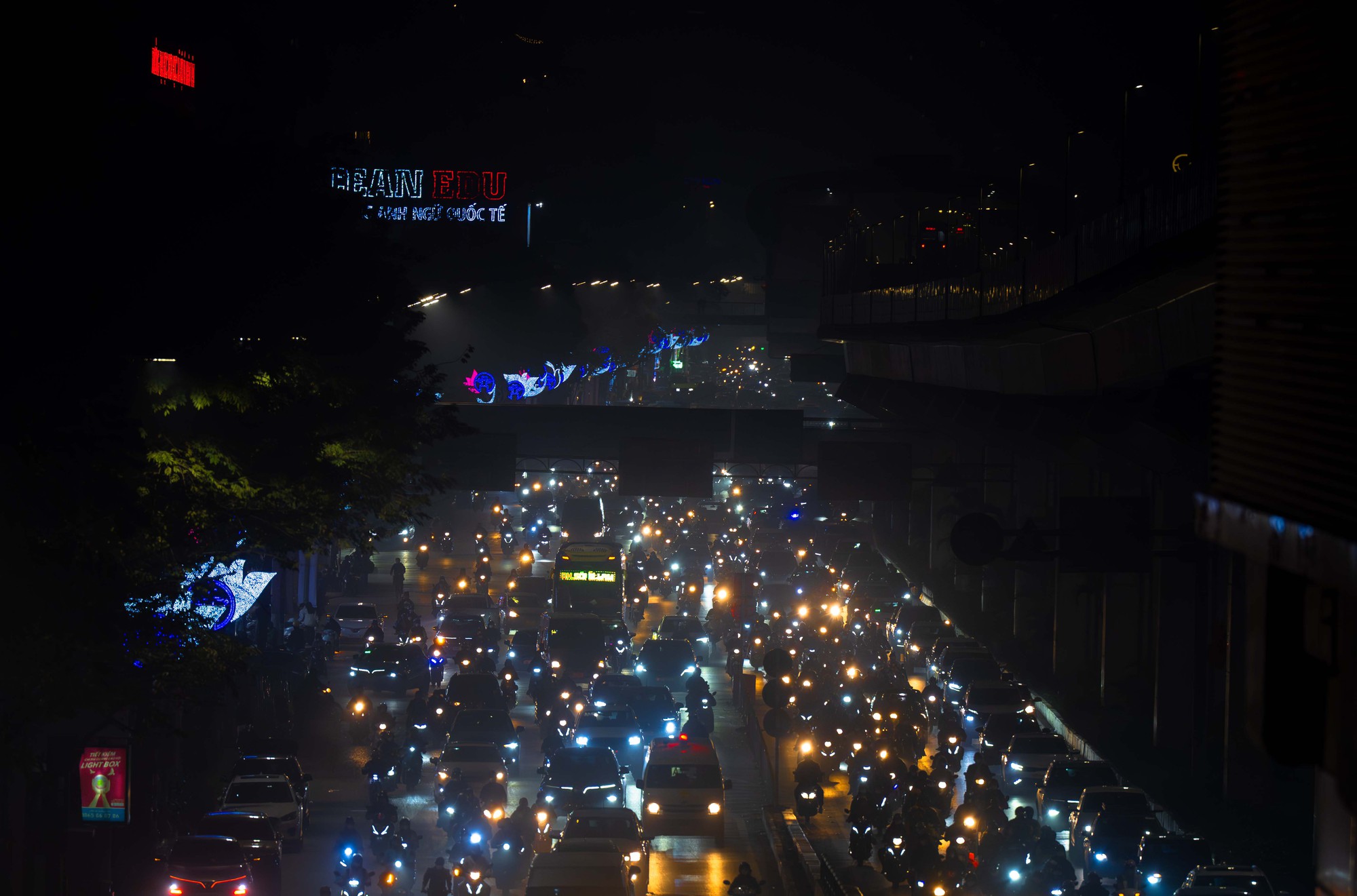 Hà Nội cận Tết: Mắc kẹt giữa dòng xe, một giờ đồng hồ vẫn chưa thoát nổi- Ảnh 1.