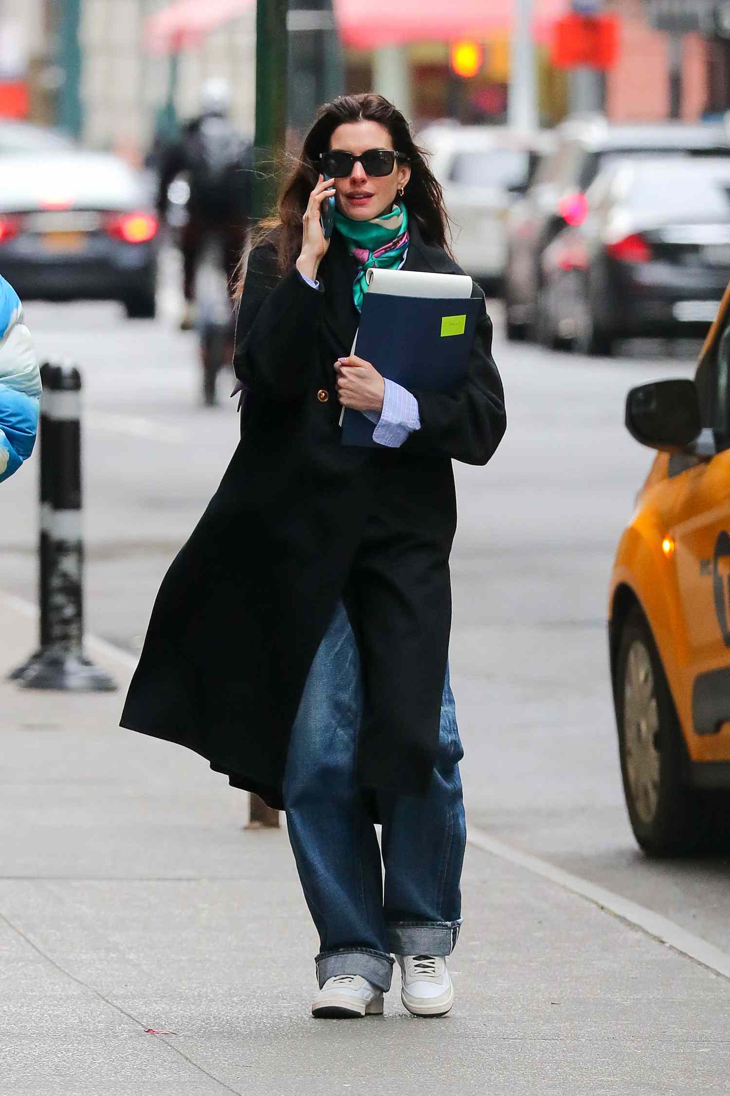 Anne Hathaway ở tuổi 44: Mặc quần jeans đẹp bất bại với 4 công thức- Ảnh 1. Anne Hathaway ở tuổi 44: Mặc quần jeans đẹp bất bại với 4 công thức- Ảnh 1.