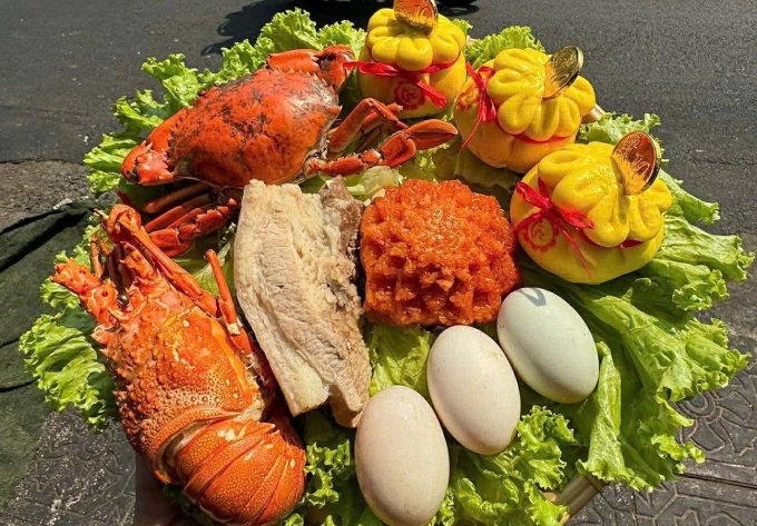 Mâm cúng tôm hùm, cua Cà Mau giá 350.000 đồng tại cửa hàng của chị Na tại phường Tân Thới Hiệp sáng 25/2. Ảnh: Na Ốc