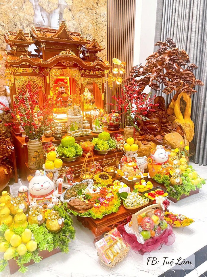 Mâm cúng ban thờ ngày vía thần Tài mùng 10 tháng Giêng âm lịch. (Ảnh: Tuệ Lâm)
