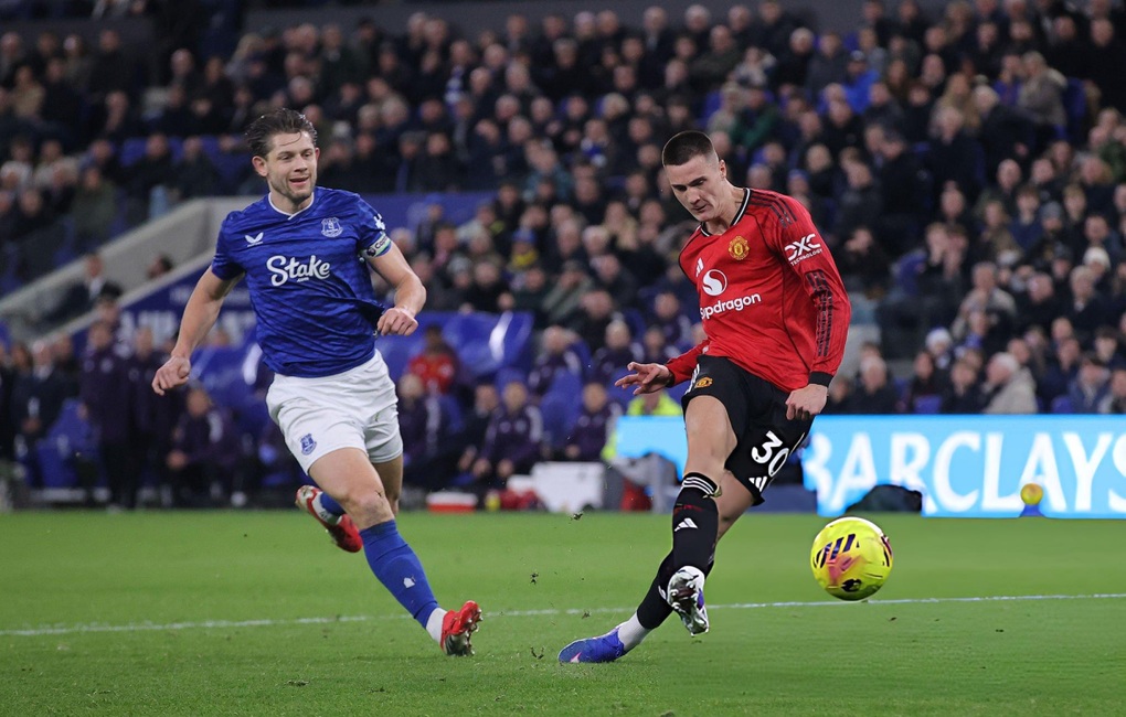 Man Utd thắng Everton: Dấu ấn tam tấu 207 triệu bảng - 1