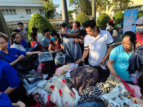 Mang Tết đến sớm với công nhân - lao động - Ảnh 1.