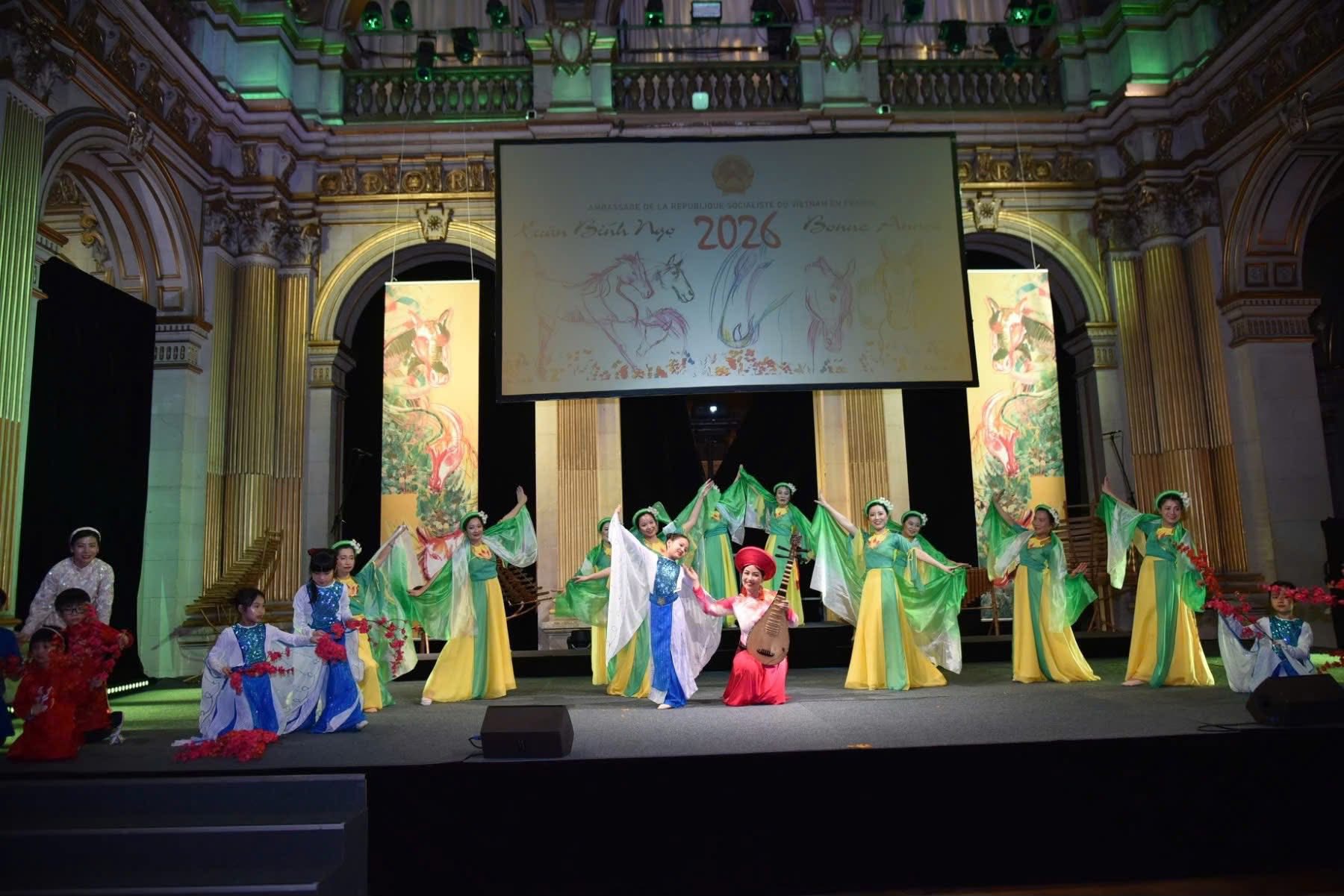 Mang Tết theo hành trình xa xứ - Ảnh 1.