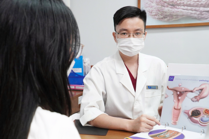 Bác sĩ Thắng tư vấn cho chị Hòa về phương pháp điều trị vô sinh. Ảnh: Bệnh viện Đa khoa Tâm Anh