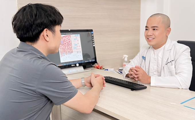 Bác sĩ Duy tư vấn cho bệnh nhân. Ảnh: Lâm Anh
