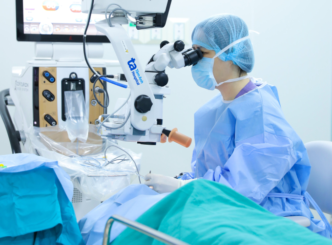 Bác sĩ phẫu thuật đục thủy tinh thể mắt trái cho anh Hải. Ảnh: Bệnh viện Đa khoa Tâm Anh