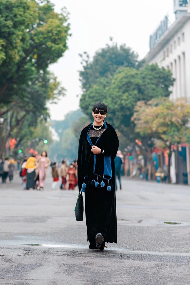 Mẫu áo dài cách tân nào 'đắt hàng' dịp du xuân? - Ảnh 1.