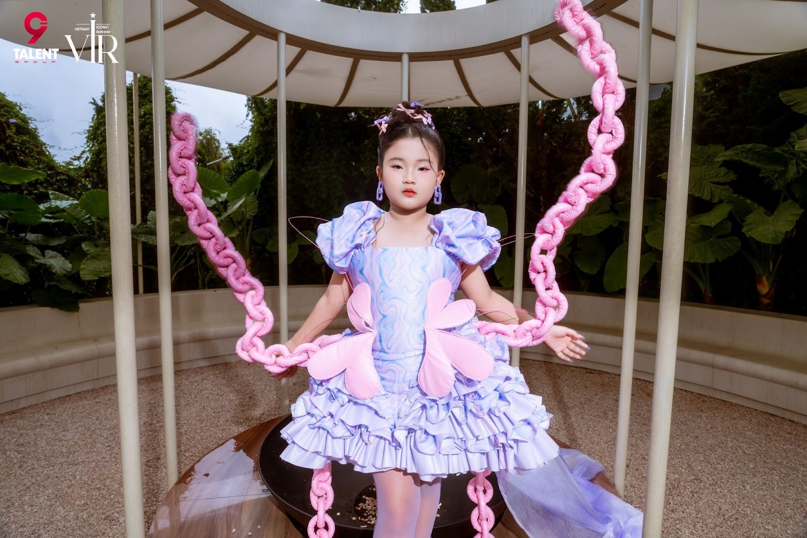 Mẫu nhí 9 tuổi Rita Thiên Phúc thần thái khi sải bước bên cạnh Miss International Queen Vietnam 2023 ở vị trí Vedette 1 rita-thien-phuc-1749790605.jpg