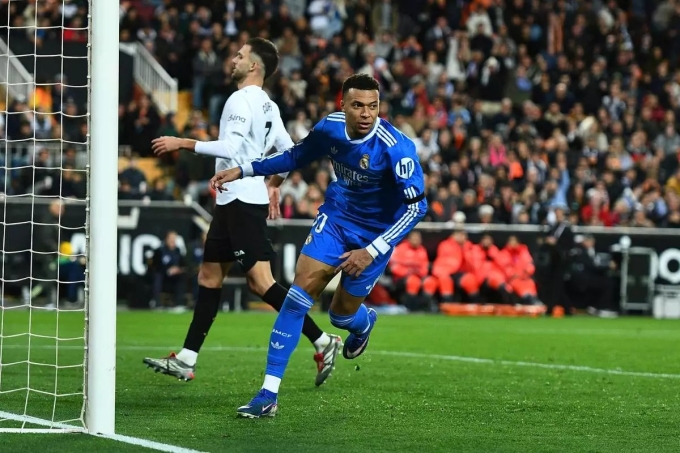 Mbappe mừng bàn ấn định thắng lợi 2-0 cho Real trước chủ nhà Valencia ở vòng 25 La Liga trên sân Mestalla ngày 8/2. Ảnh: AP