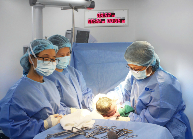 TS.BS Nguyễn Thị Yến Thu (phải) mổ lấy thai giúp con trai chị Thùy chào đời an toàn. Ảnh: Bệnh viện Đa khoa Tâm Anh