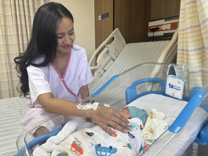 Chị Thùy chăm sóc con trai vừa chào đời tại Trung tâm Sản Phụ khoa, Bệnh viện Đa khoa Tâm Anh TP HCM. Ảnh: Tuệ Diễm