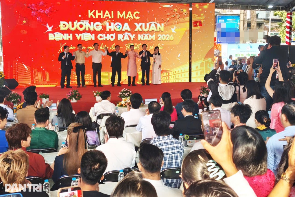 Mẹ đẩy con ung thư não xem hát ở đường hoa Chợ Rẫy: “Còn sống, còn vui” - 1