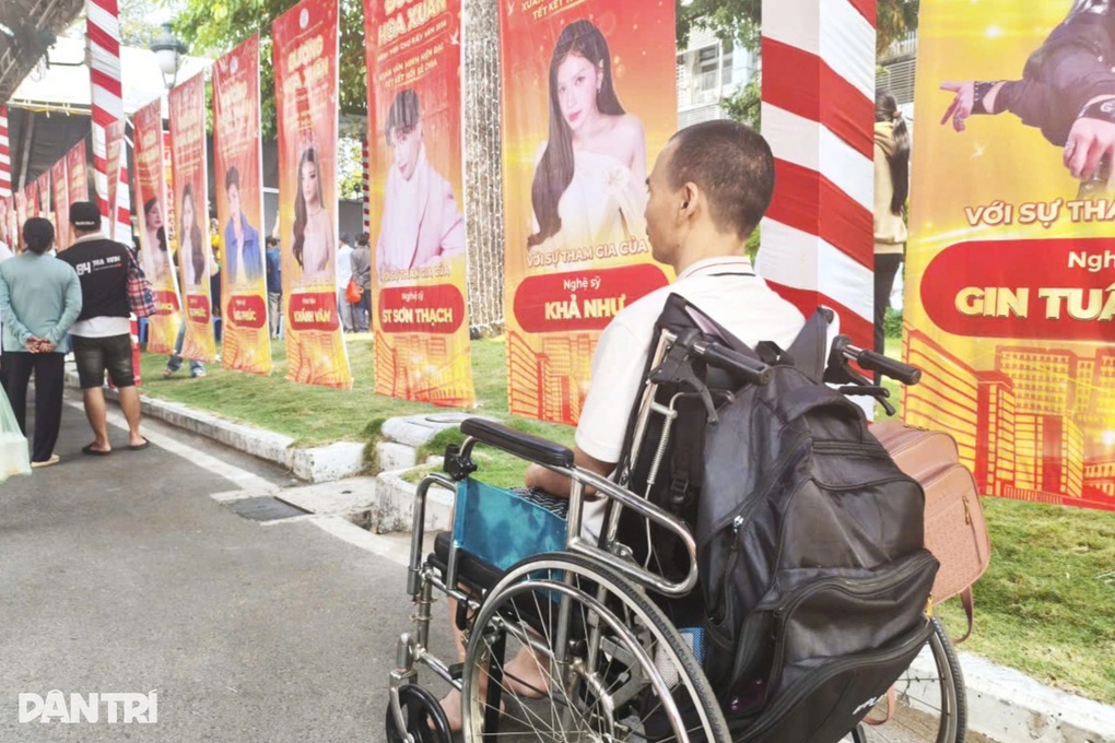 Mẹ đẩy con ung thư não xem hát ở đường hoa Chợ Rẫy: “Còn sống, còn vui” - 2