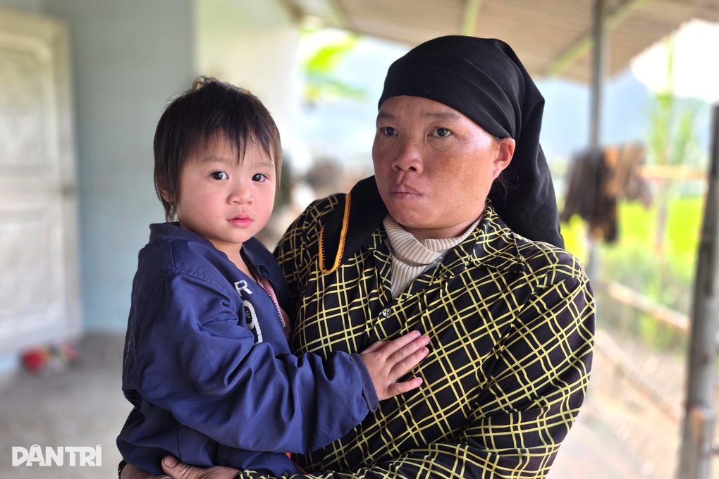 Mẹ già bệnh tật gồng gánh 2 con gái mù lòa và cháu ngoại thơ dại - 2