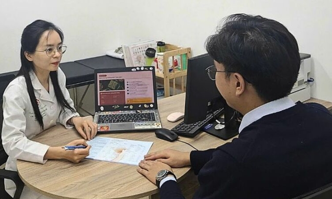 Bác sĩ tư vấn dinh dưỡng cho bệnh nhân. Ảnh: Bệnh viện cung cấp