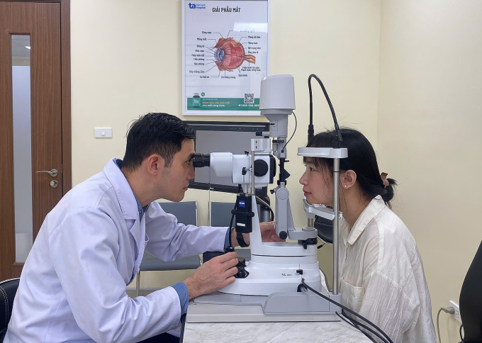 Bác sĩ Hưng kiểm tra mắt cho một phụ nữ. Ảnh minh họa: Bệnh viện Đa khoa Tâm Anh