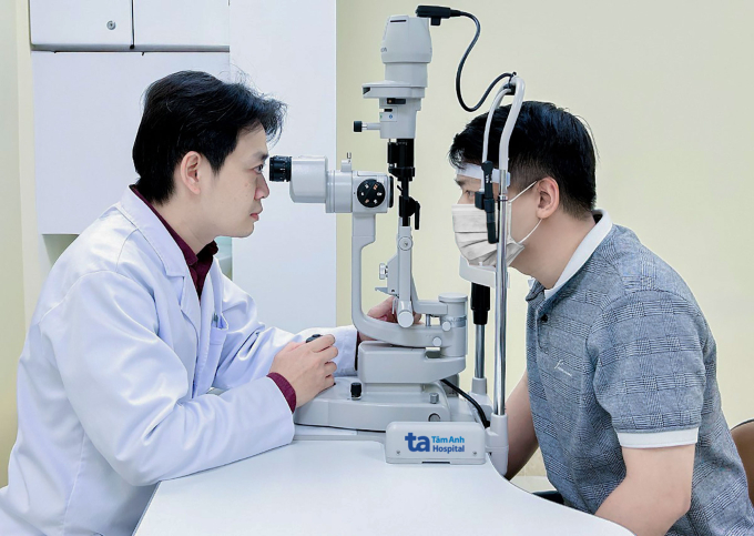 Bác sĩ Huy khám mắt cho một nam thanh niên. Ảnh minh họa: Bệnh viện Đa khoa Tâm Anh