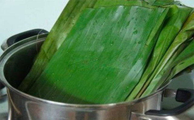 Trước khi gói bánh bạn nên chần lá qua nước sôi để giúp cho lá trở nên mềm hơn, dễ gói hơn, đồng thời với cách này còn giúp diệt hết mầm nấm mốc trên lá, giúp lá xanh hơn.