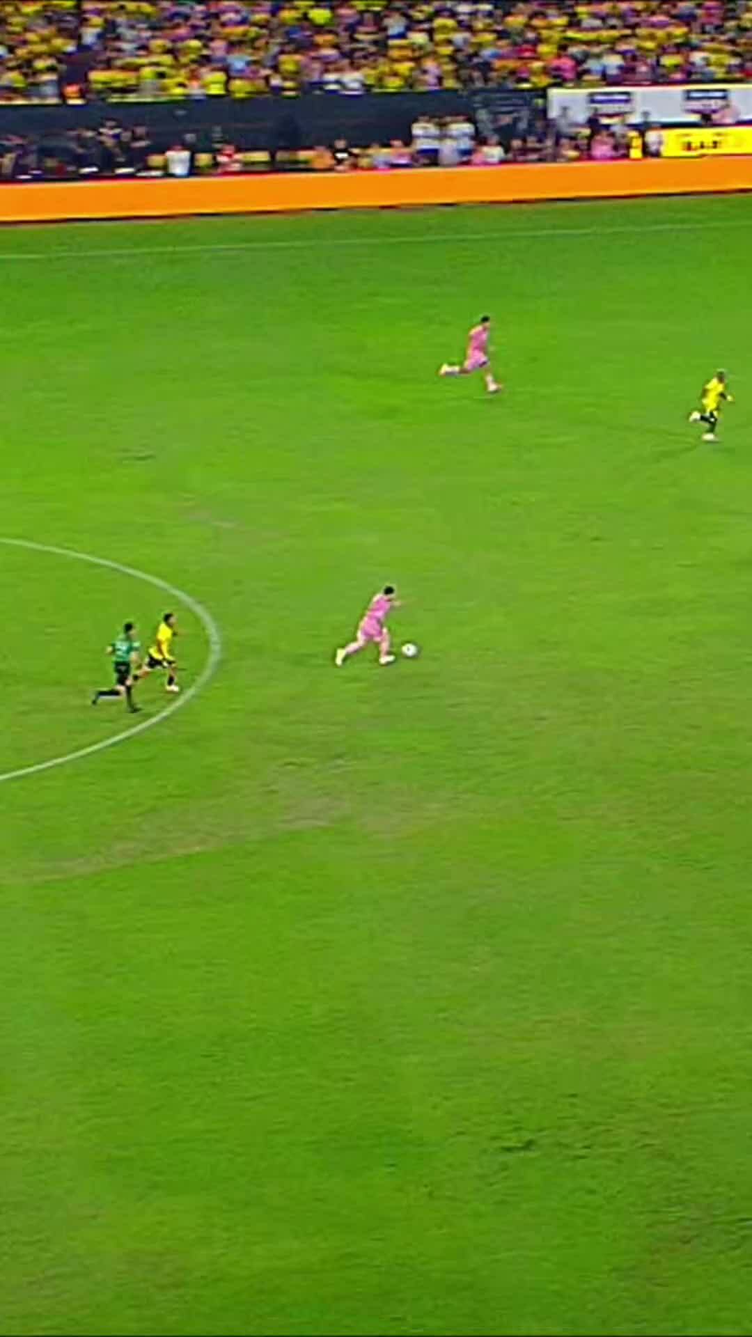 Messi ghi bàn trong trận hòa Barcelona SC