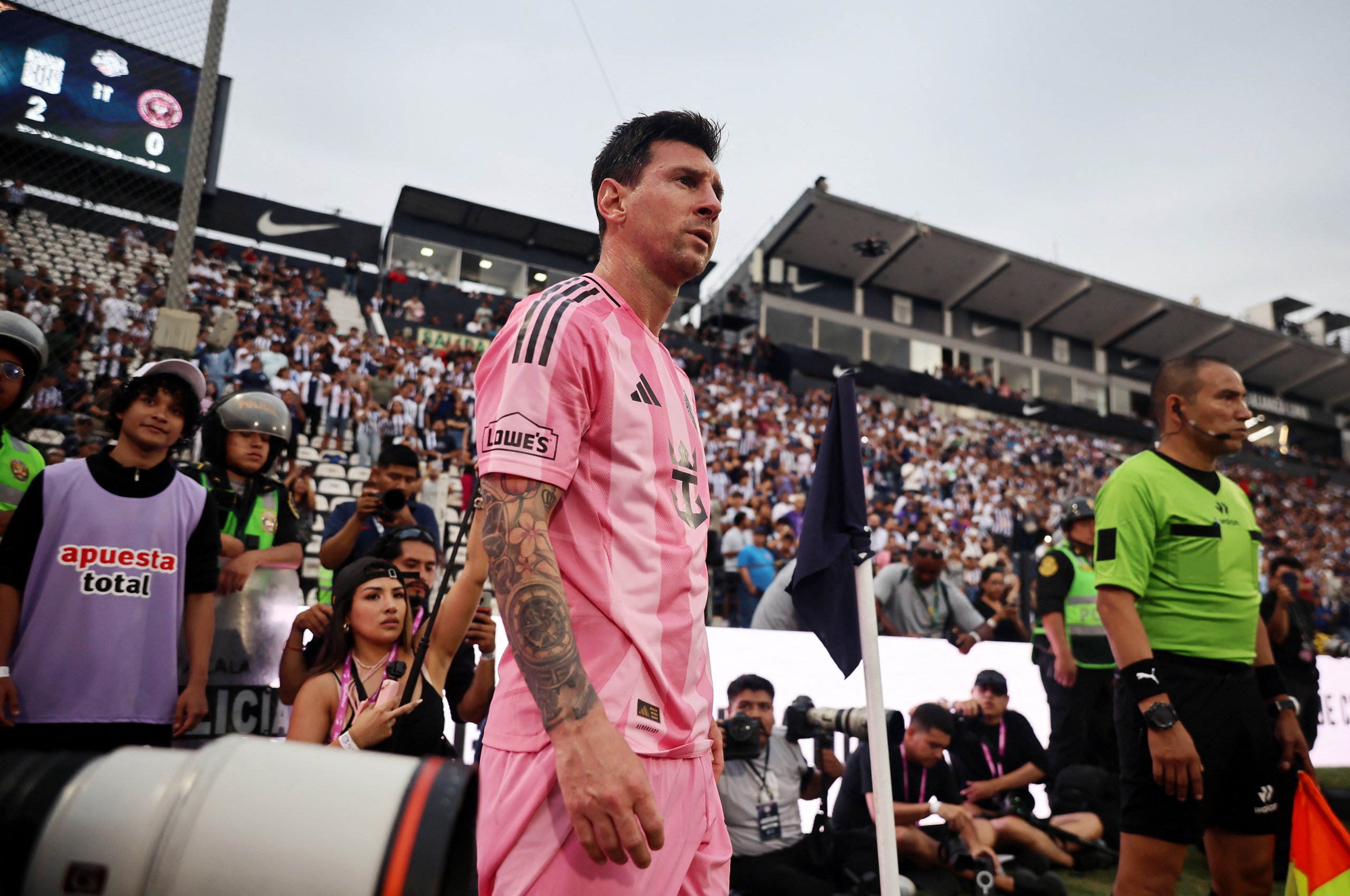 Messi nhận mưa lời khen khi xin lỗi không thi đấu, Ronaldo bị chê trách vì ‘im thin thít’- Ảnh 1.