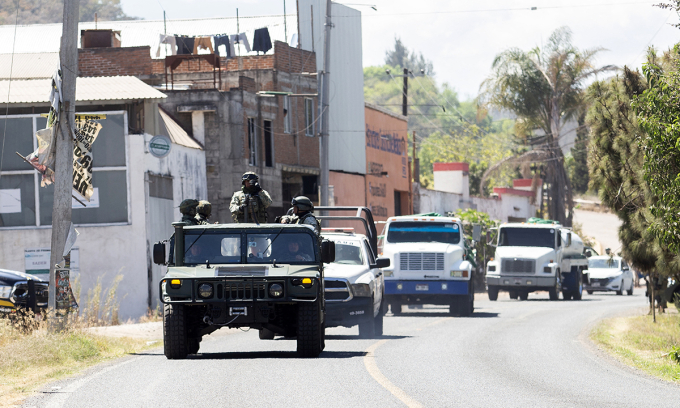 Binh sĩ Mexico đi tuần trên cao tốc Morelia–Patzcuaro ở bang Michoacan ngày 23/2. Ảnh: AFP