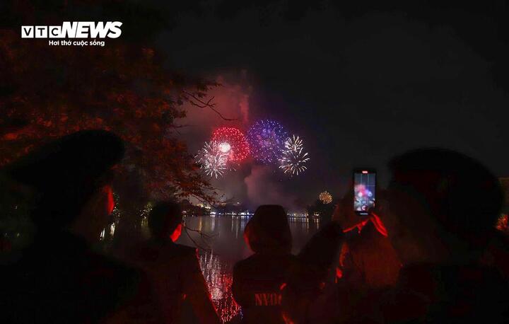 Miền Bắc đón không khí lạnh vào đêm Giao thừa, mùng 1 Tết, trời mưa rét- Ảnh 1.