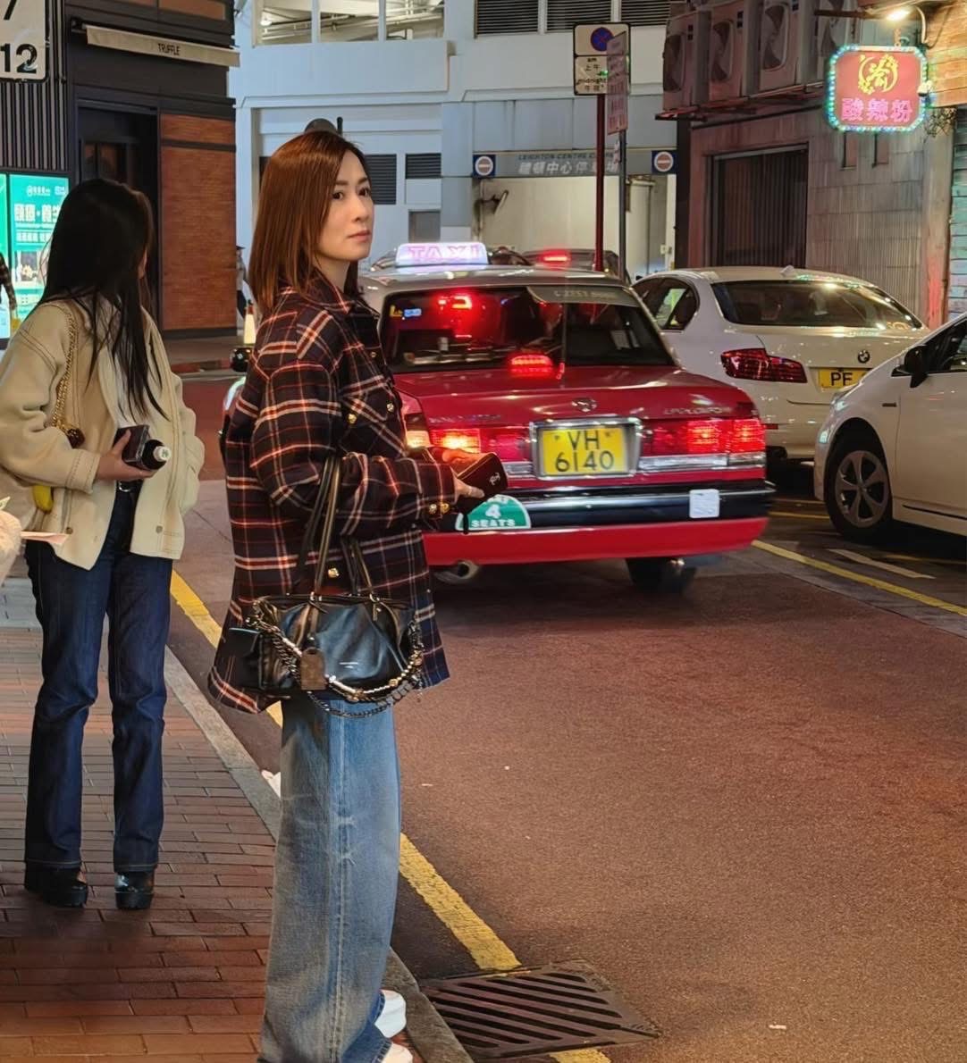 Minh tinh 51 tuổi bị chụp trộm trên phố khiến ai nhìn cũng sững sờ- Ảnh 1.