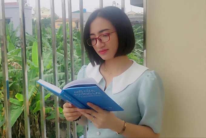 Chị Trà Đông - tác giả bài viết - bên cuốn Mở cửa tương lai. Ảnh: Độc giả cung cấp