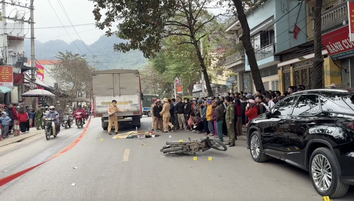 Mở cửa xe gây tai nạn: Quy tắc mở cửa xe bằng tay phải để xoay người quan sát, sao không học? - Ảnh 1.