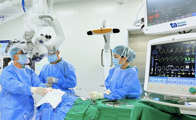 Êkíp phẫu thuật cho bà Mỹ bằng kính vi phẫu AI Zeiss Kinevo 900. Ảnh: Bệnh viện Đa khoa Tâm Anh